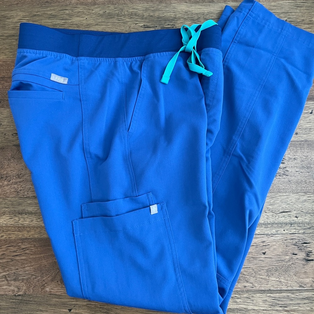 *BUNDLE* GOOD AS BRAND NEW. FIGS MEN AXIM PANTS & LEON TOP  SMALL SIZE